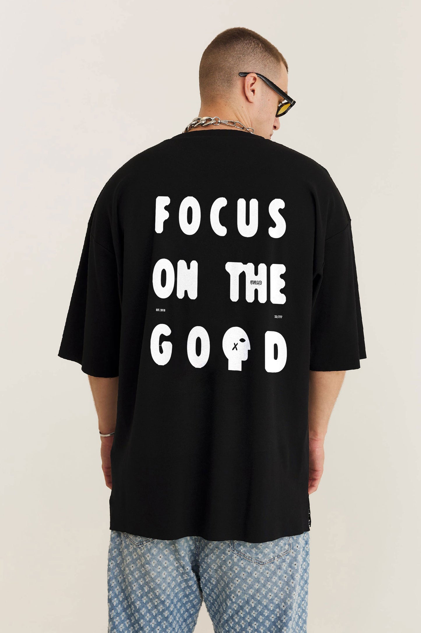 Oversized Black T-shirt Focus